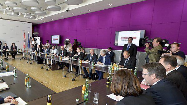 Finanzreferenten der Länder bei den Verhandlungen