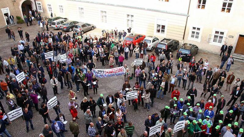Zahlreiche Landesbeamte sind am Freitag um 13 Uhr zur Protestaktion gekommen.