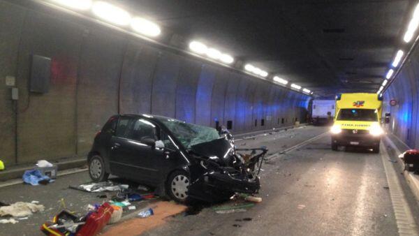 Pkw prallte frontal gegen entgegenkommenden Lkw