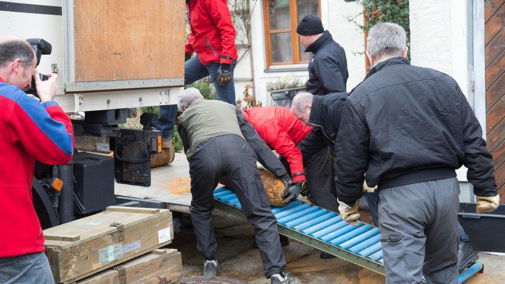 Beamten stellen Kriegsrelikte sicher