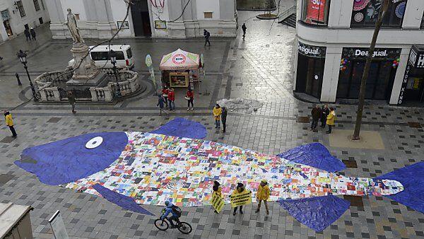 Plastiksackerl-Fisch auf der Mariahilfer Straße