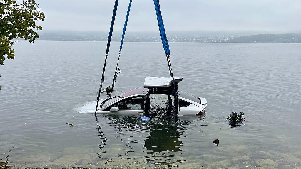 Auto landet in Traunsee