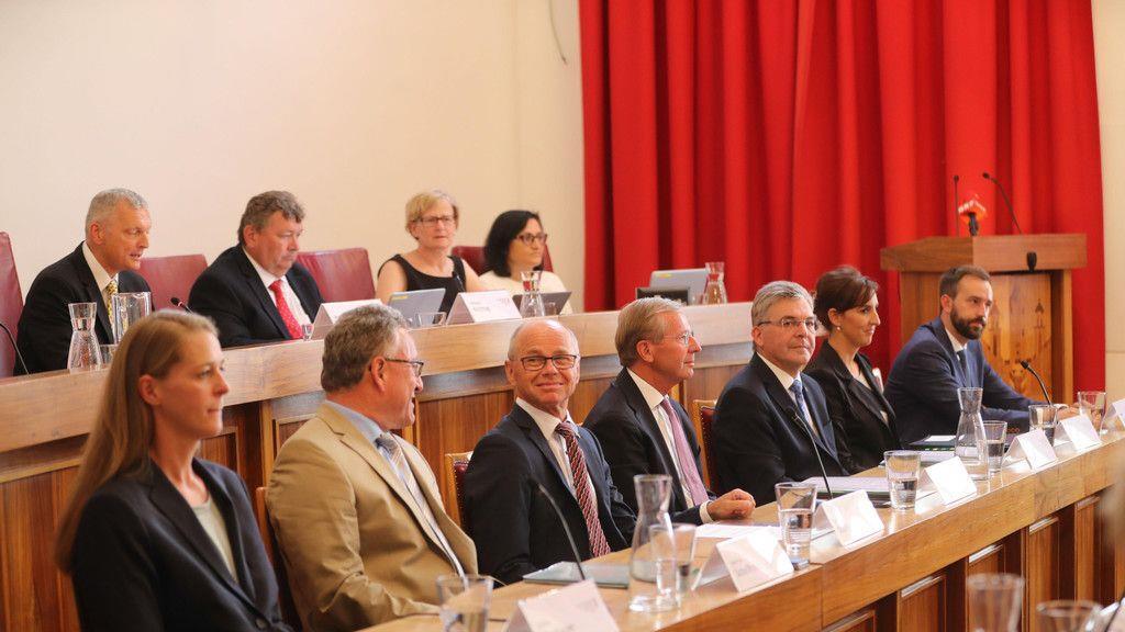Salzburgs Regierungsmitglieder stellen sich Hearing