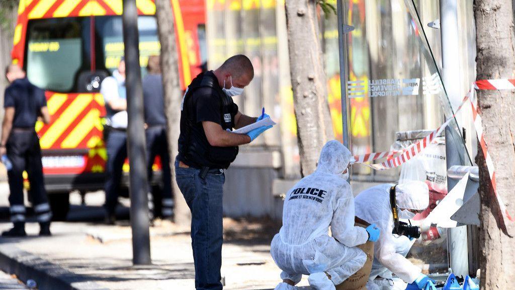 Marseille: Auto rast in Bushaltestelle