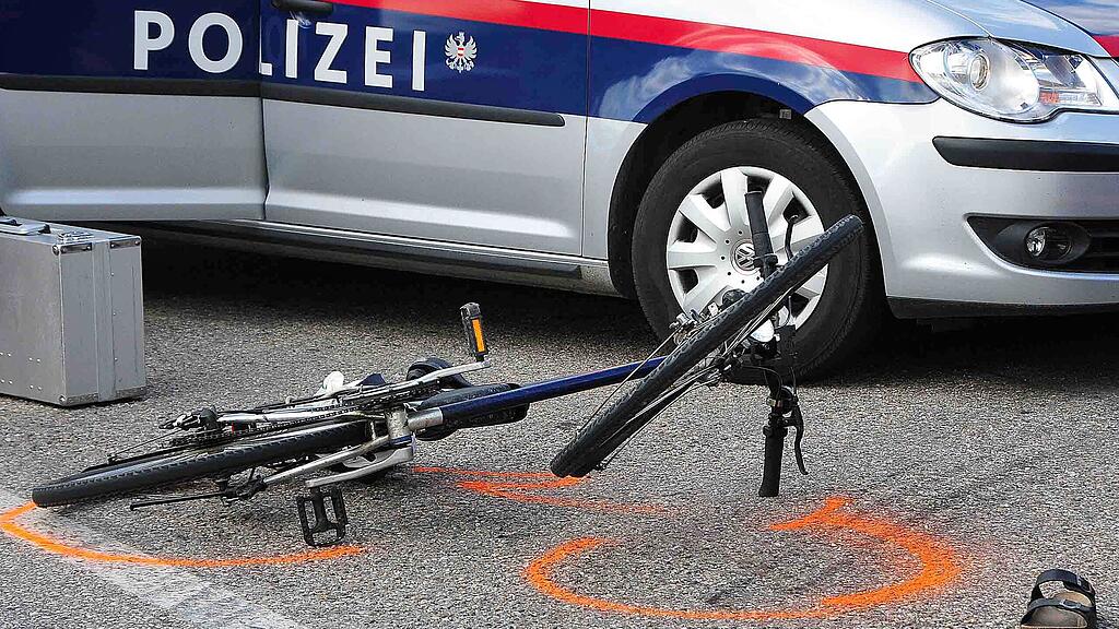 Die Fahrradfahrerin wurde noch an Ort von Stelle erstversorgt. Wenig später starb sie im Krankenhaus.