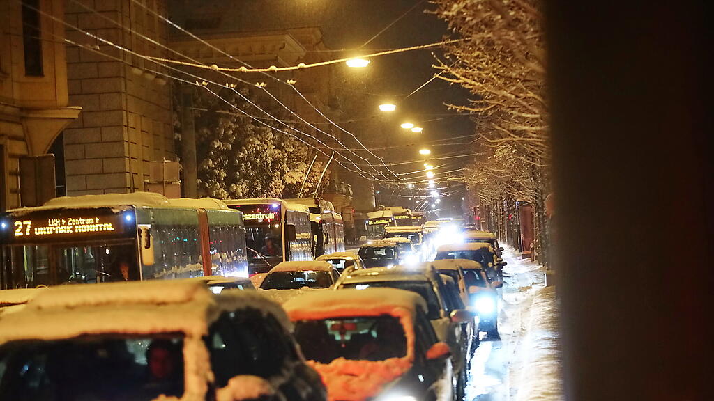 Stau und Unfälle wegen Schnee in Stadt Salzburg