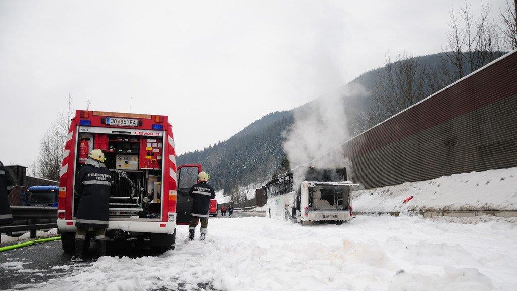 Reisebus in Vollbrand