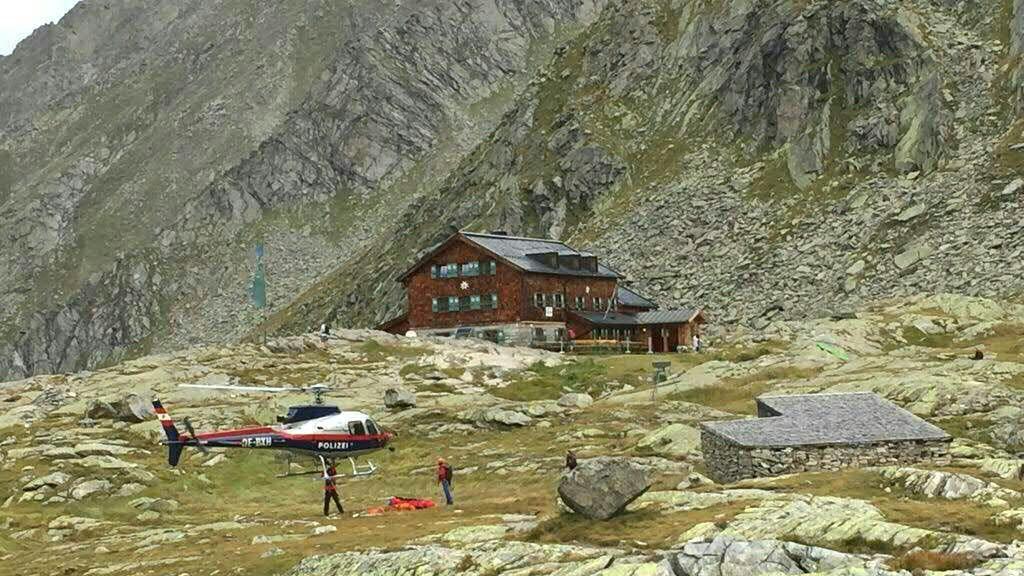 Ein Hubschrauber und Einsatzkräfte im Gebiet der Unfallstelle.