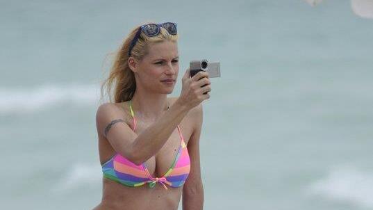 Michelle Hunziker am Strand
