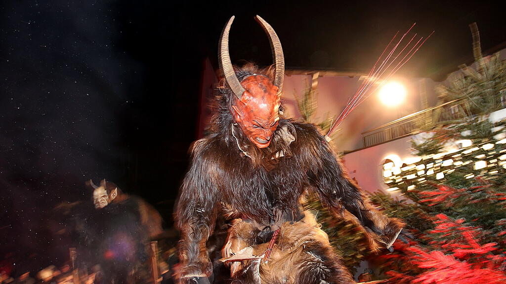 Anifer Krampuslauf am Dorfplatz