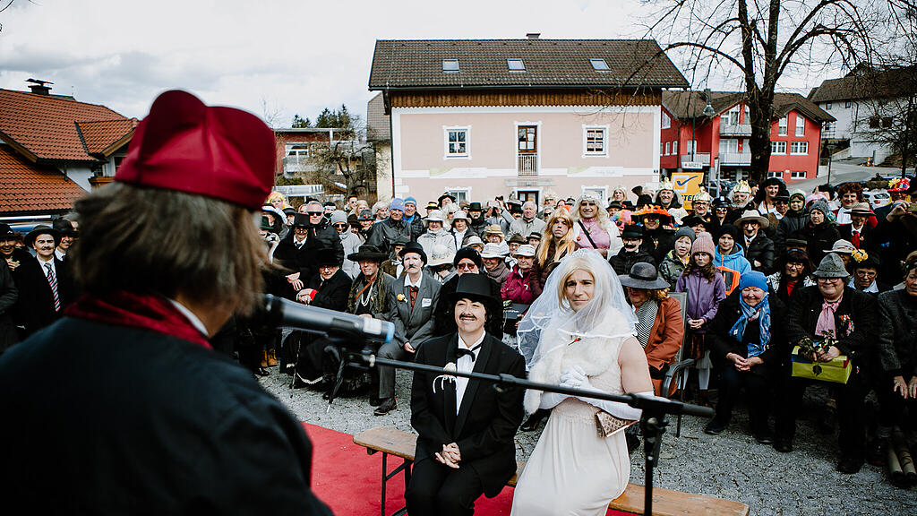 Verkehrte Hochzeit, Kirche