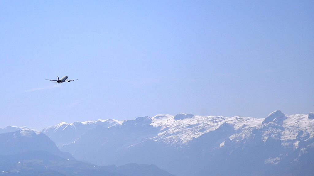 Im Winter herrscht am Salzburger Flughafen reger Betrieb.