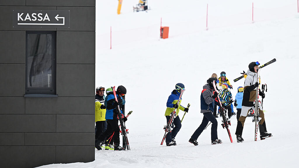 ++ THEMENBILD ++ WINTERSPORT / SKI / SKIFAHREN / TOURISMUS / FREIZEIT