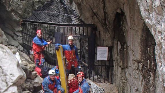 Höhlenretter säubern Riesending-Höhle