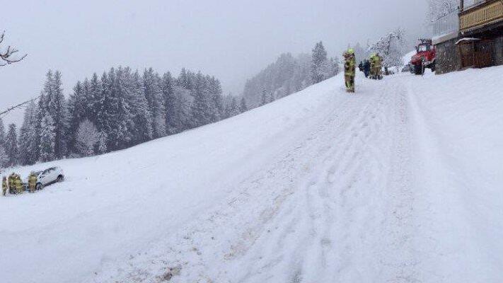 Auto schlittert in Neukirchen 50 Meter über Abhang