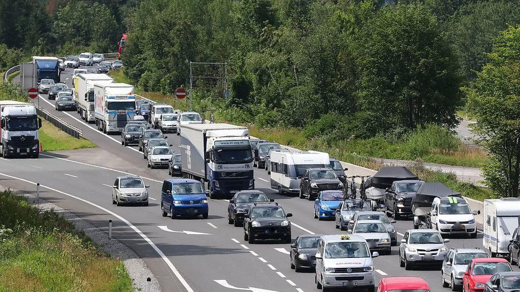 Stau nach Auffahrunfall auf A10