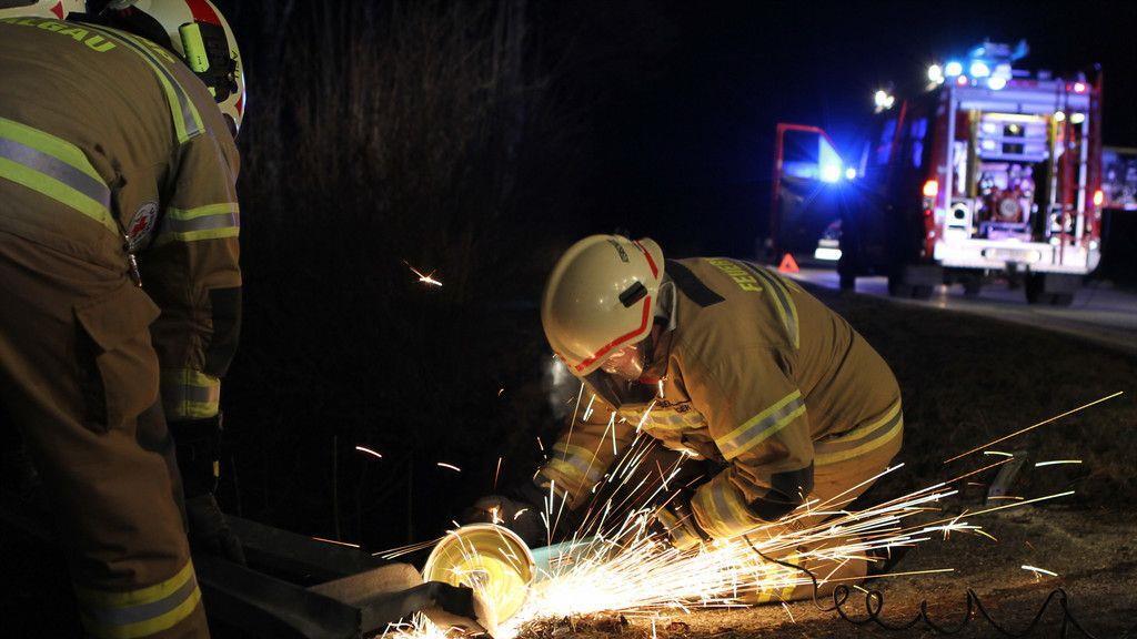 Auto stürzt in Bach
