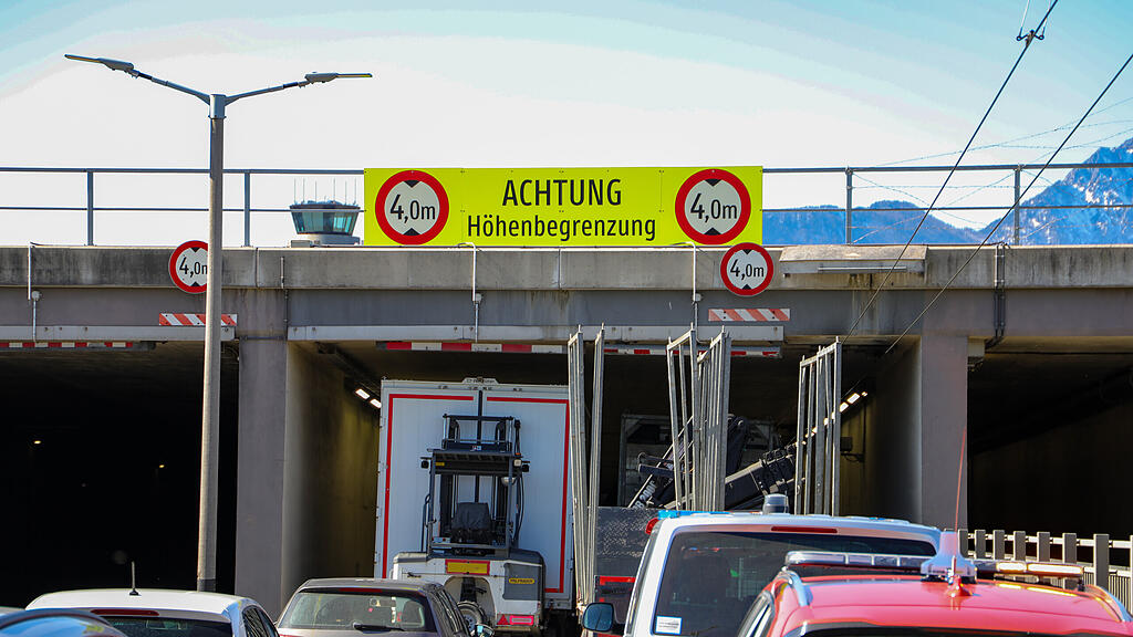Lkw steckt in Flughafenunterführung fest