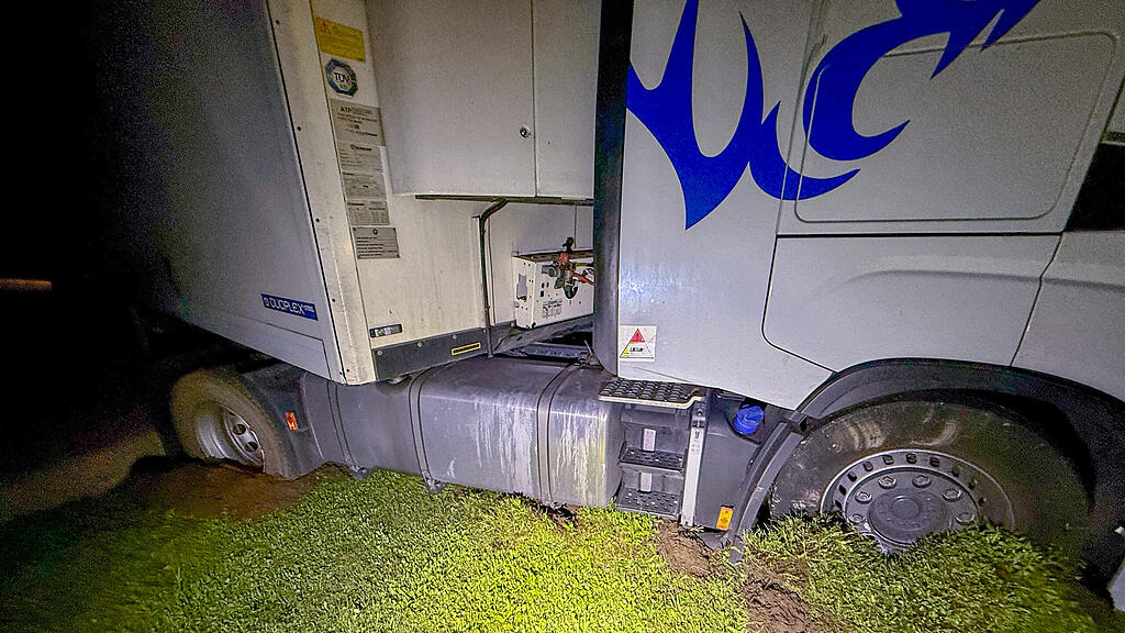 Feuerwehren befreien in Wiese versunkenen Lkw in Ort am Mondsee