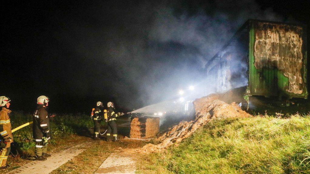 St. Peter: Lkw-Anhänger brennt auf B148 ab