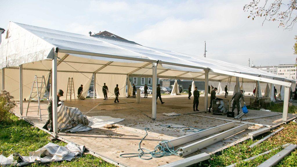 Zeltaufbau in der Lastenstraße beim Bahnhof