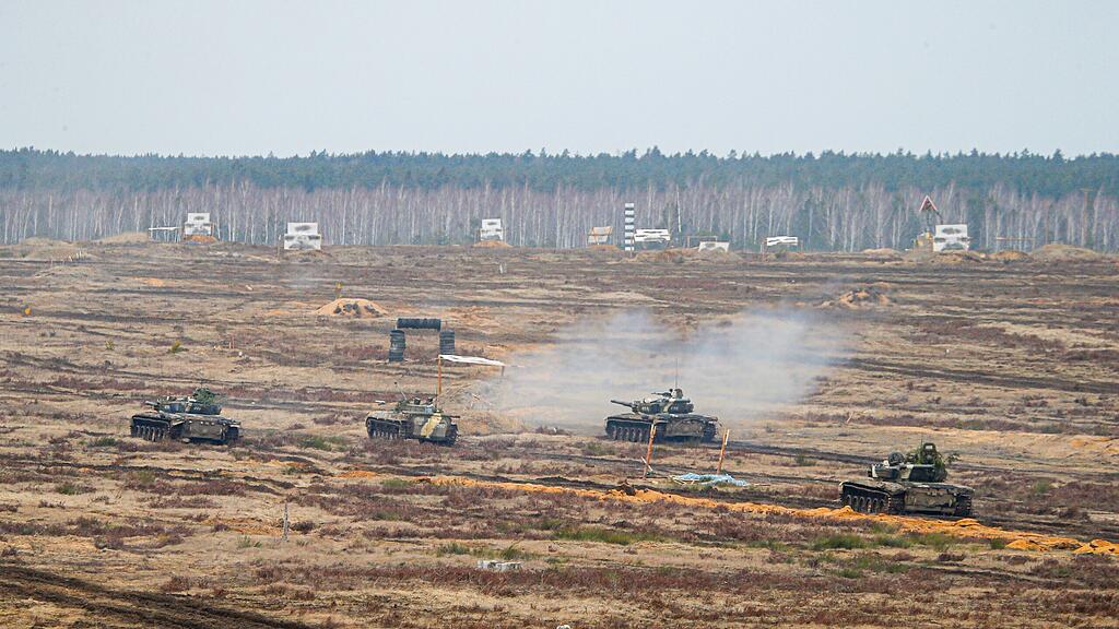 Russische Panzer bei Übung
