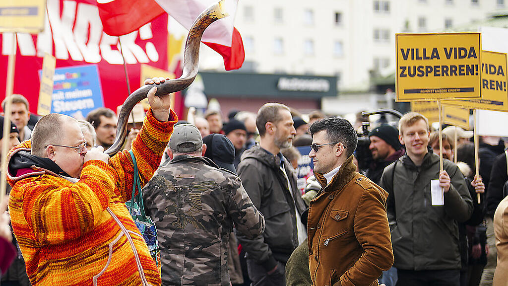 Auch Identitäre protestierten gegen die Drag-Queen-Lesung in Wien