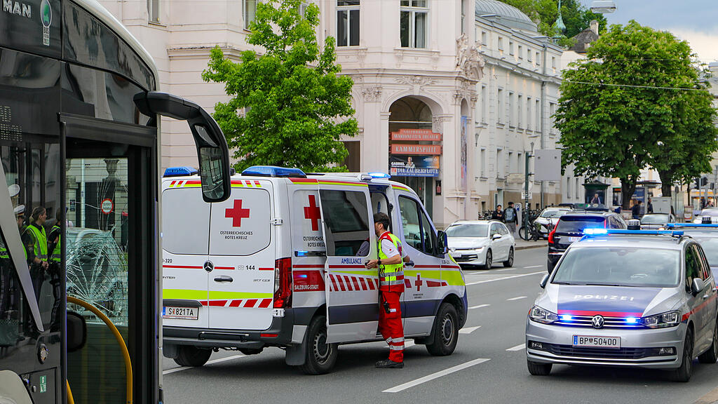 Crash zwischen Albus und Motorrad in Schwarzstraße: Drei Verletzte