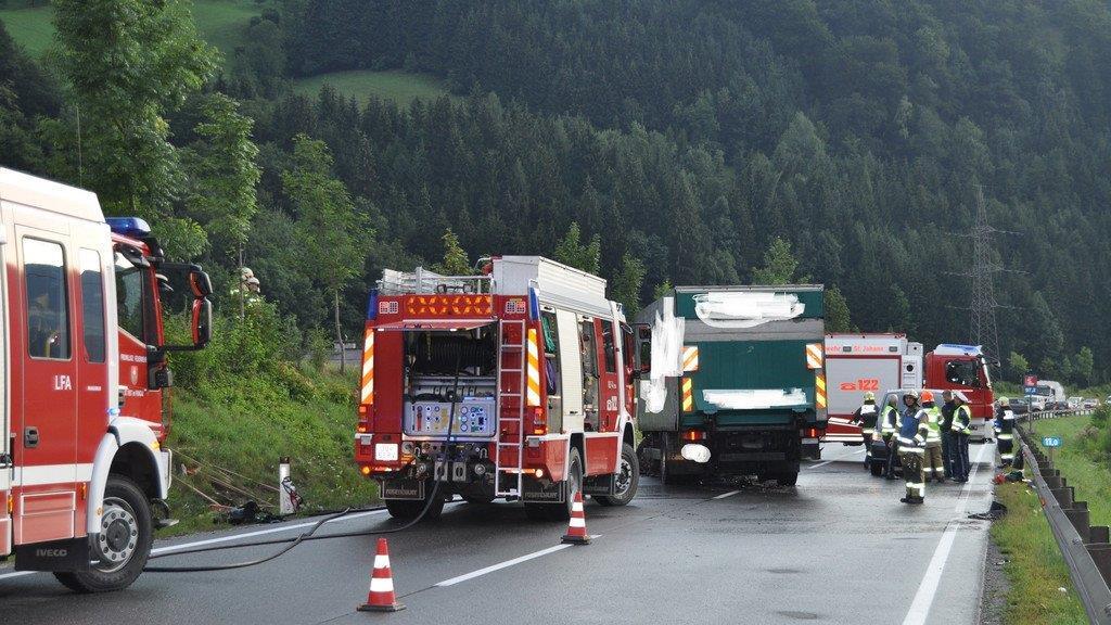 B311: Toter und zwei Schwerverletzte bei Unfall in St. Veit
