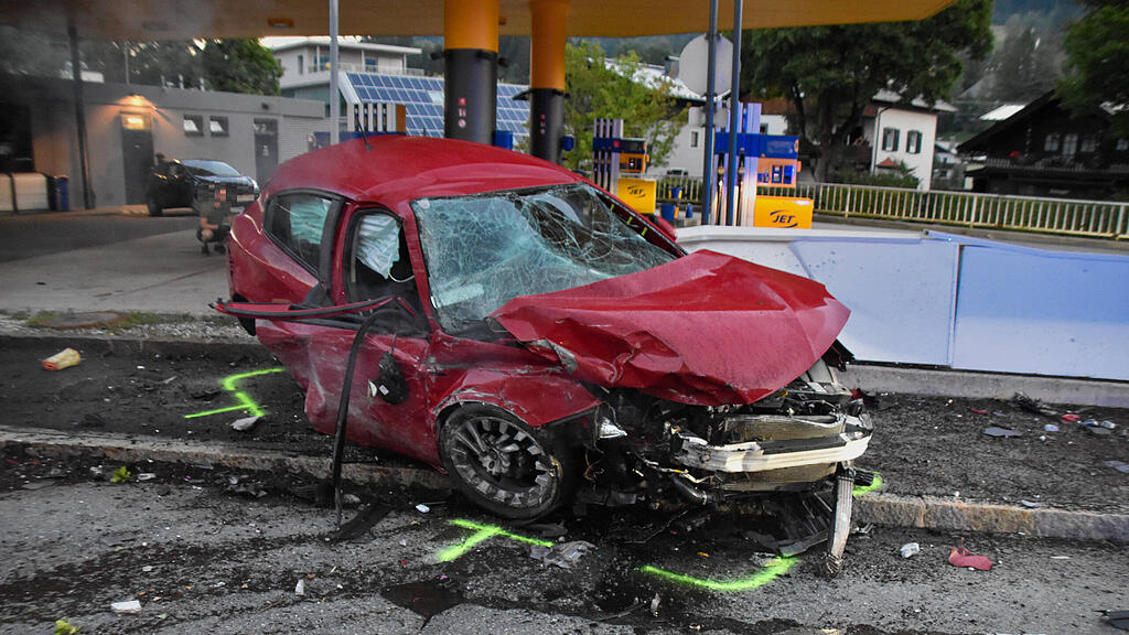 Kitzbühel: Auto gegen Hausmauer