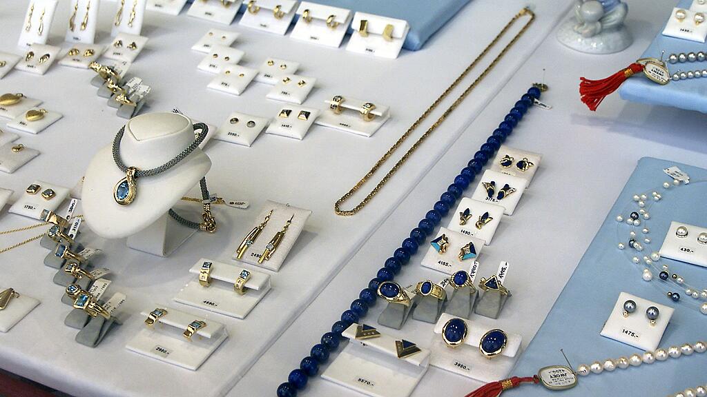 Die Einbrecher erbeuteten Schmuck im Wert von mehreren tausend Euro.