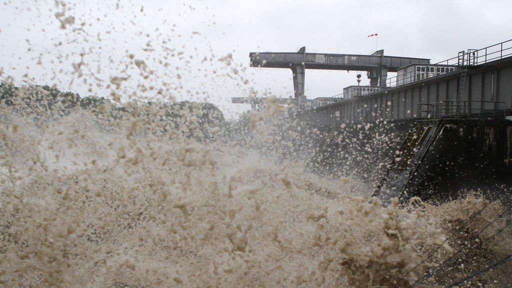 Hochwasser: Abtransporte im Kraftwerk Braunau