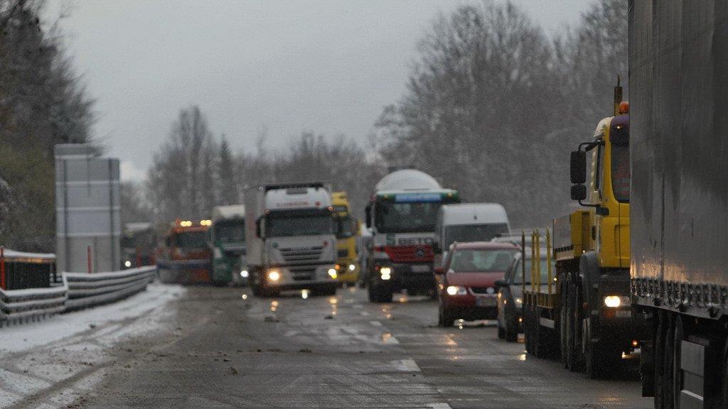 Lkw landet im Straßengraben