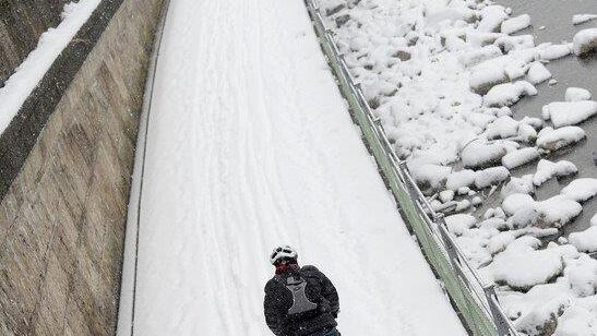 Schnee sorgt für Unfälle und Verkehrschaos: Schneefälle wollen nicht enden