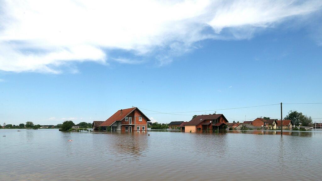 In den Hochwasser-Regionen Serbiens, Bosniens und Kroatiens sind die Pegel zahlreicher Flüsse zwar gesunken, die Situation war am Mittwoch aber nach wie vor dramatisch.