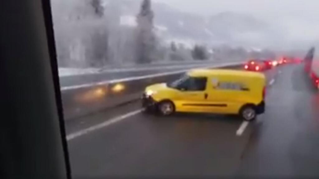 Die Postlerin drehte in der Rettungsgasse einfach um.
