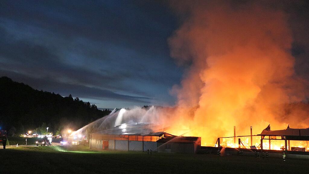 Steiermark: Brand in alter Sägewerkshalle