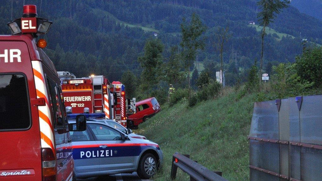B311: Toter und zwei Schwerverletzte bei Unfall in St. Veit