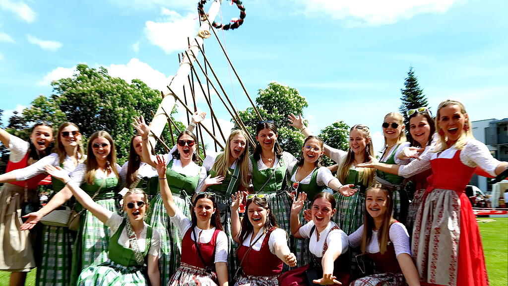 Stiegl Maibaumaufstellen