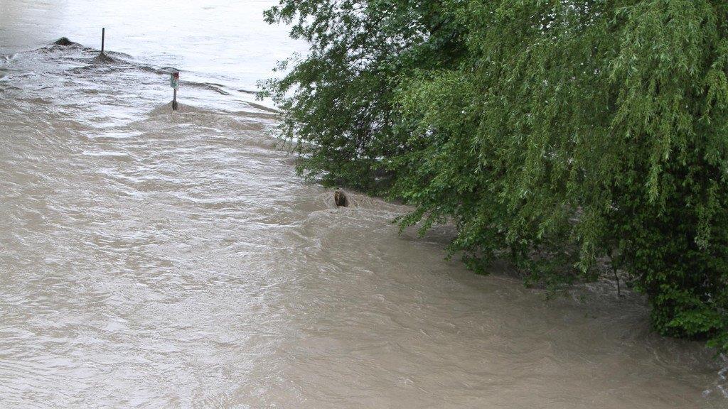 Hochwasser: Abtransporte im Kraftwerk Braunau