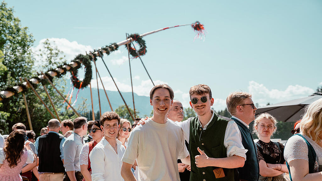 Maibaumaufstellen Aigen