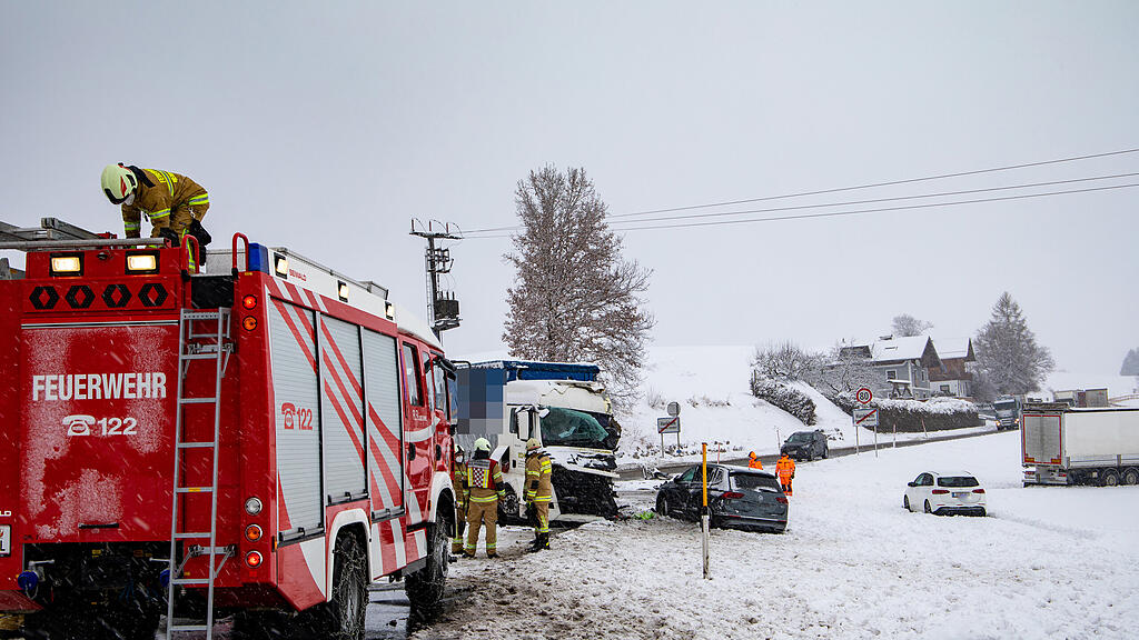 Unfall Henndorf, B1, Lkw vs. Pkw