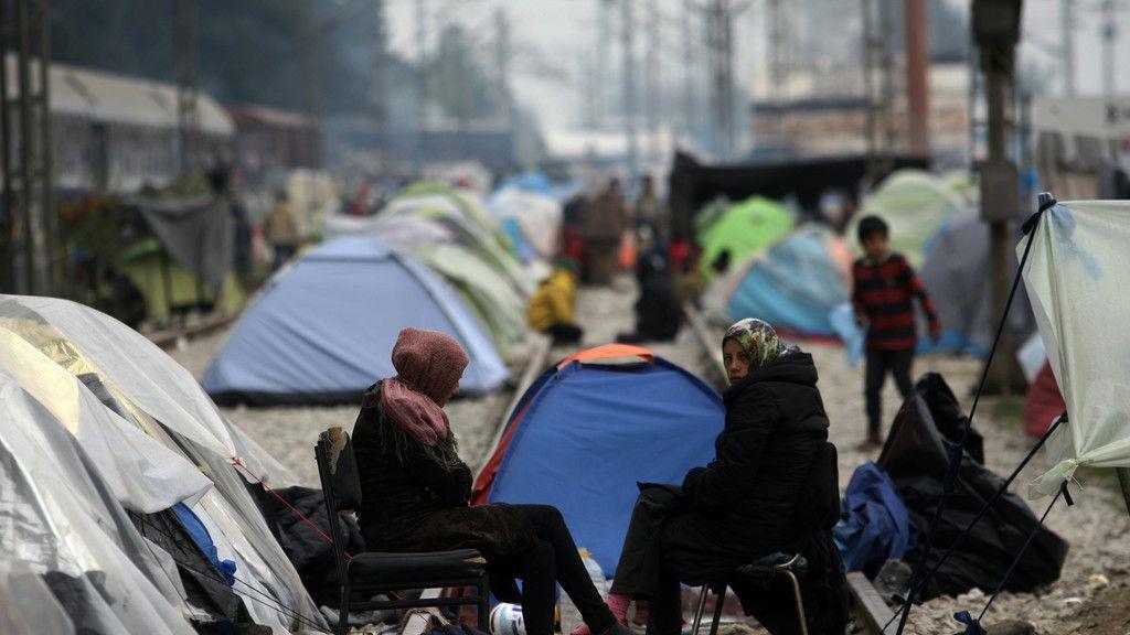 Flüchtlinge besetzen Bahnschienen bei Idomeni erneut