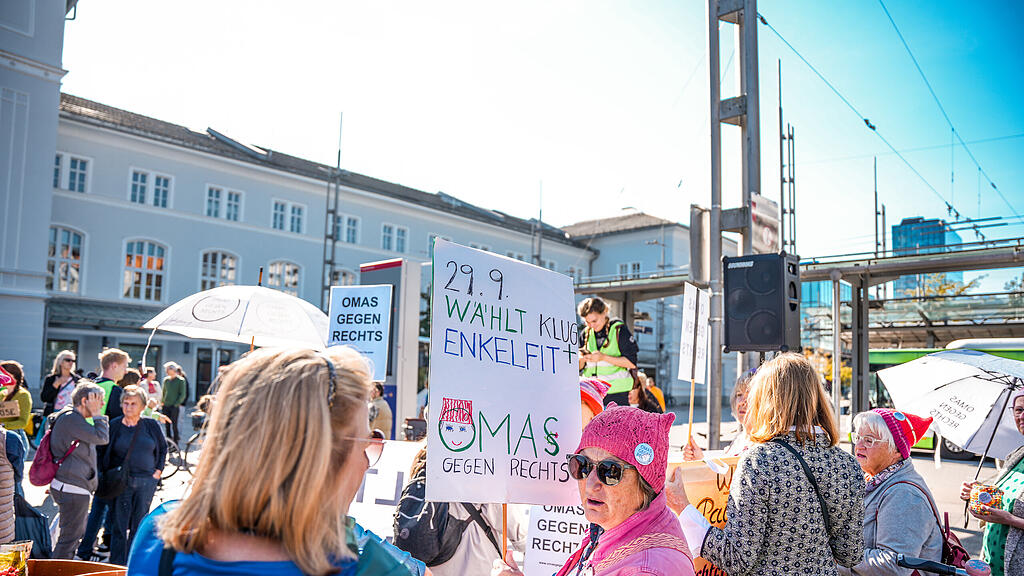 Demo "Zusammenhalten statt spalten" in der Stadt Salzburg
