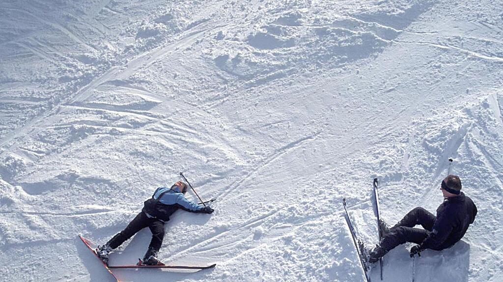 Zwei Skifahrer wurden bei Stürzen verletzt. (Themenbild)