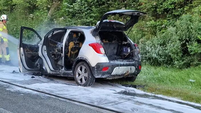 Autobrand auf A10 in eben