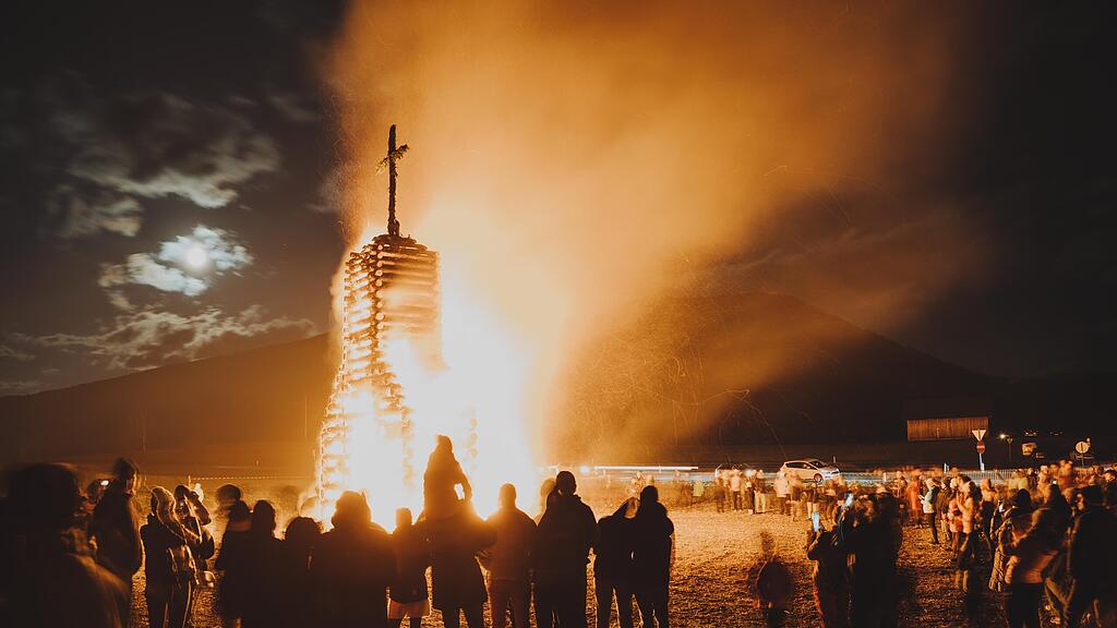 Osterfeuer im Lungau