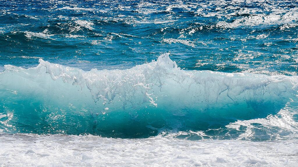 waves-2211925_1920.jpg