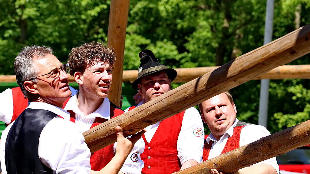 Maibaumaufstellen in Leopoldskron