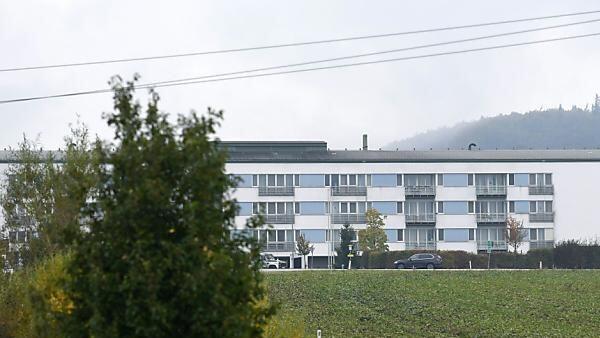 Die Verdächtigen dürfen nicht weiter im Pflegebereich arbeiten